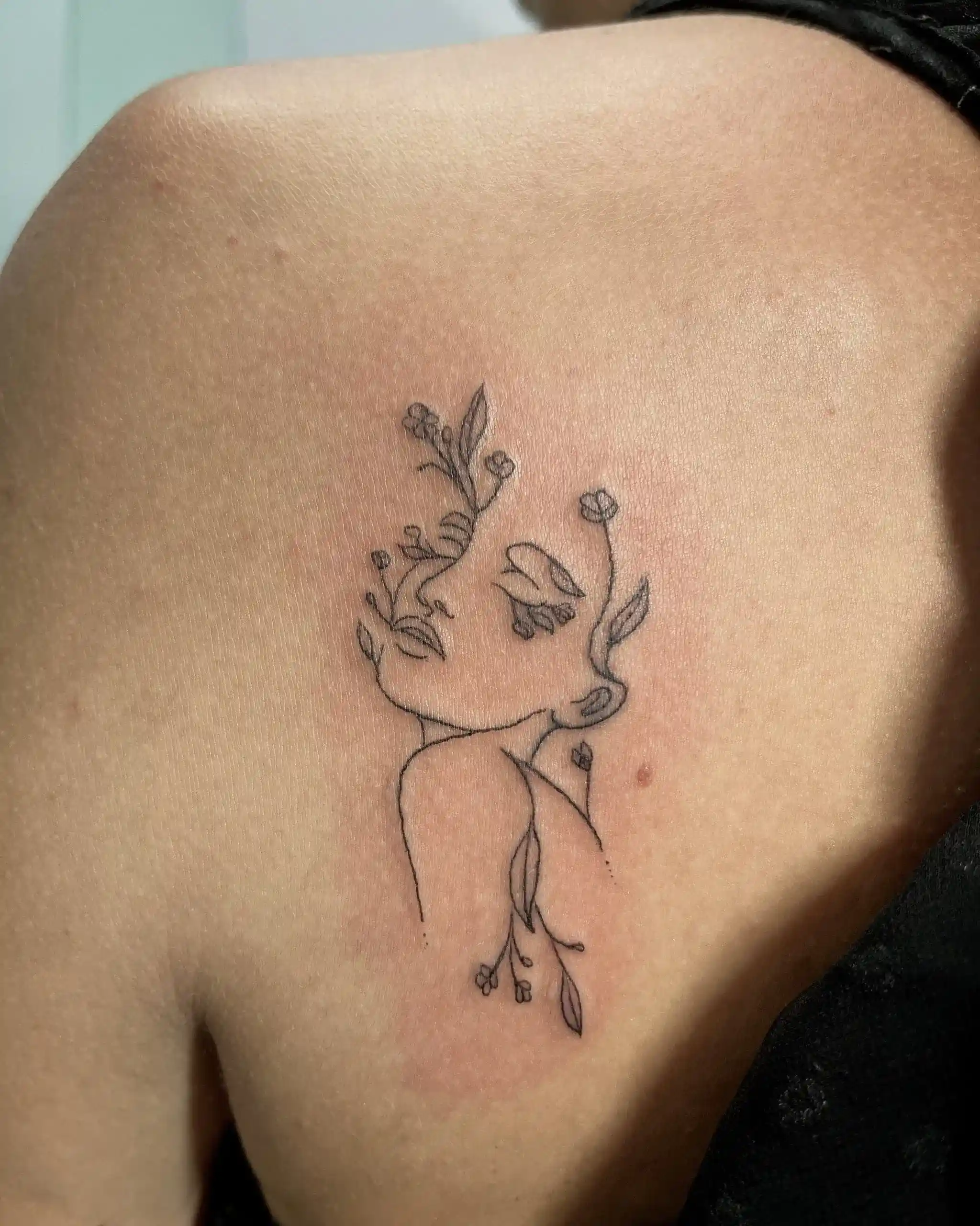 TATUAJE-LINEA-FINA-TATUAJE-MUJER-MADRID TATUAJE-LINEA-FINA-TATUAJE-MUJER-MADRID
