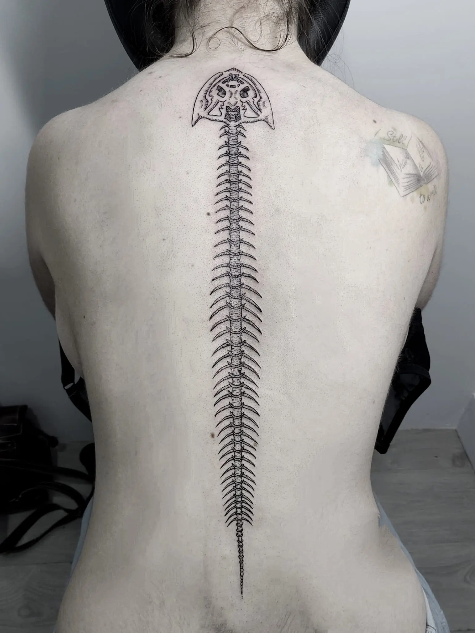 Tatuaje en la espalda mujer - Madrid Centro Tatuaje en la espalda mujer - Madrid Centro